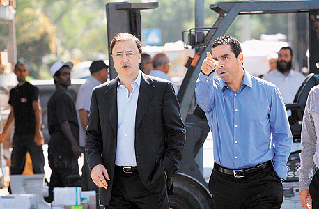 מוטולה (מימין) ולב לבייב, בעל השליטה באפריקה ישראל. "החברה מתכוונת לתבוע את נזקיה", צילום: דמיטרי שבצינקו
