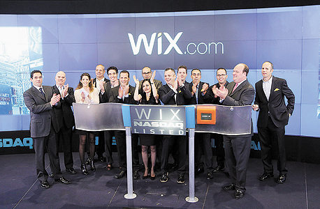 סמנכ"ל השיווק של Wix עומר שי (שלישי מימין), המייסדים נדב ואבישי אברהמי (חמישי ושישי), סמנכ"ל הכספים ליאור שמש, זוהר (חמישי משמאל)והמייסד גיא קפלן (רביעי משמאל) פותחים את המסחר בנאסד"ק בנובמבר 2013