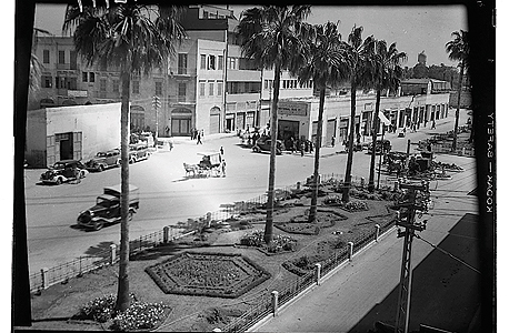 שדרות ירושלים, 1940. "שדרה עם ארבעה בתי מלון וארבעה בתי קולנוע", צילום: ספריית הקונגרס