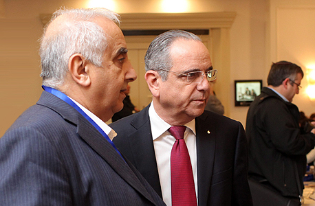 מימין: שרגא ברוש, נשיא התעשיינים ורמזי גבאי, יו"ר מכון הייצוא