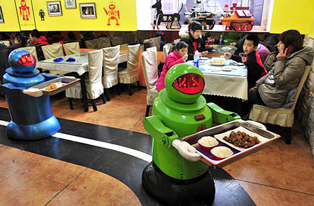 רובוטים מגישים מזון במסעדה