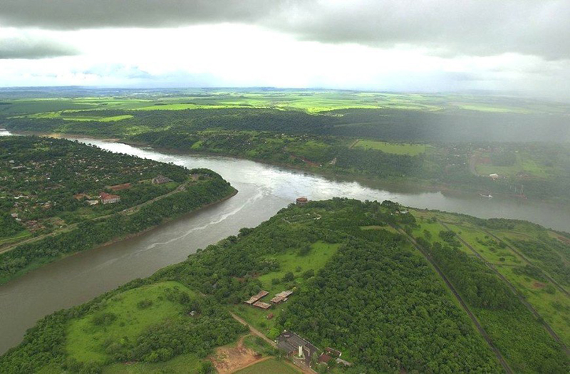 גבול ארגנטינה- פרגוואי - ברזיל. מפגש נהרות, צילום: http://imgur.com