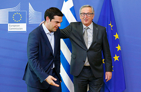 מימין: ז'אן קלוד יונקר מהנציבות האירופית וראש ממשלת יוון אלכסיס ציפרס