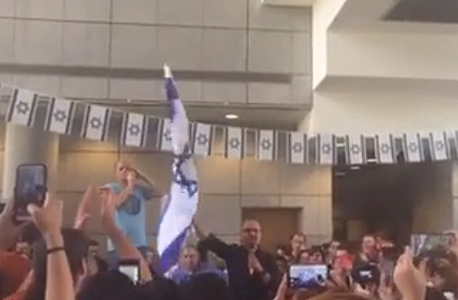 מנכ"ל פרטנר הנכנס איציק בנבנישתי מניף את דגל ישראל אחרי דבריו של מנכ"ל אורנג' העולמית