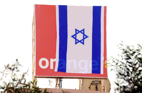 מפגן פטריוטי. דגל ישראל מכסה את הלוגו של אורנג' במטה פרטנר בראש העין