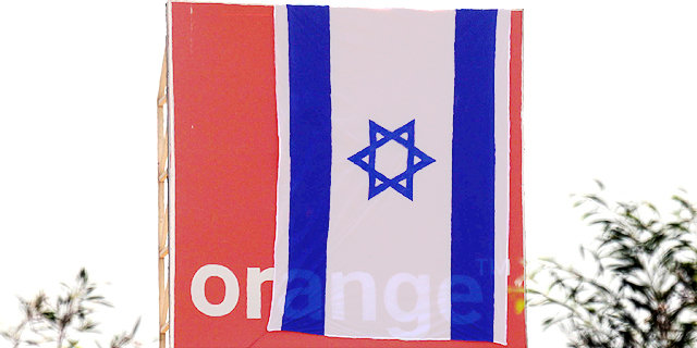 מפגן פטריוטי. דגל ישראל מכסה את הלוגו של אורנג