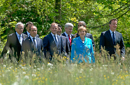 מרקל ואובמה (מאחוריה) בפתיחת פסגת ה-G7, צילום: איי פי
