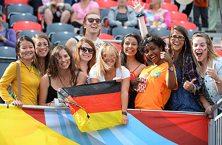 אוהדות נבחרת גרמניה. לפני 4 שנים יותר מ-400 מיליון צופים עקבו אחר הטורניר בגרמניה, וההערכות הן שמספר זה יכול להכפיל עצמו בקנדה, כעת כשיש 24 נבחרות בטורניר. 