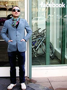 בבין מחוץ למשרדי פייסבוק. רצה להחזיר לעצמו את הפנים