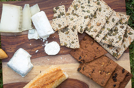 קרקרים של דיטרה ועופר וגבינות של ברקנית