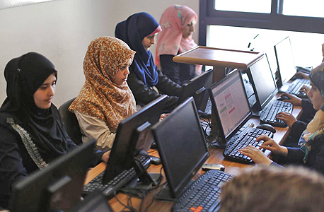 נשים פלסטיניות עובדות בעזה. קיים צורך בתוכן אינטרנטי בערבית