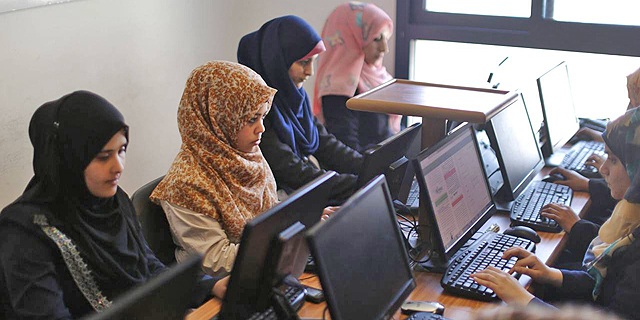 נשים פלסטיניות עובדות בעזה. קיים צורך בתוכן אינטרנטי בערבית, צילום: איי אף פי