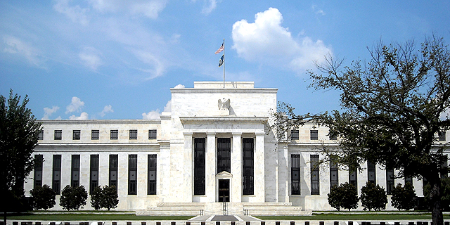 הבנקים המרכזיים בעולם לוחצים על הבלם המוניטרי ופרמיית הסיכון עולה