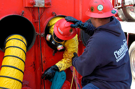 עובדי קלין הארבורס מפנים חומרים מסוכנים
