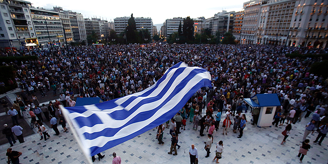 שיא חדש בדרמה היוונית: &quot;גוש היורו מתכונן לבודד את המדינה&quot;