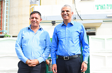 משה כחלון ואבי גבאי במפעל ה אמוניה בחיפה 