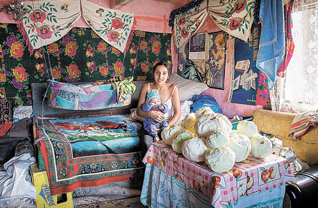 בת רומה בביתה בכפר, רומניה, 2013