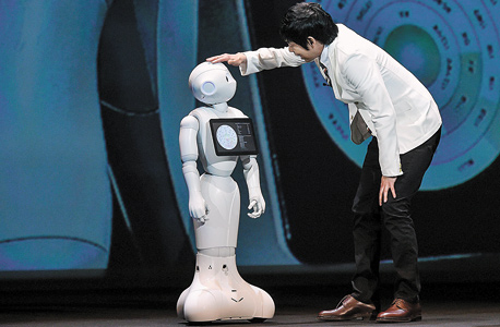 הרובוט היפני pepper שהושק השבוע. המהפכה תתחיל כשהיכולות שלו יושתלו בבובות של מקמאלן, צילום: אמג