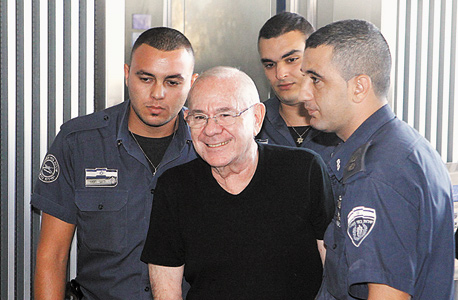 השופט לשעבר דן כהן במרכז, צילום: אוראל כהן