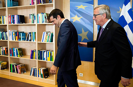 מימין ז'אן קלוד יונקר נשיא הנציבות האירופית ואלכסיס ציפרס ראש ממשלת יוון