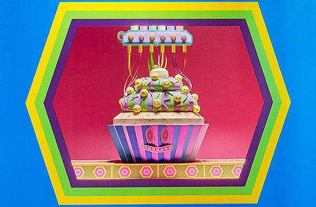 מתוך התערוכה "מפלצות אכילות". עוגת מאפין מחומרי גלם מלאכותיים, בתיאבון?