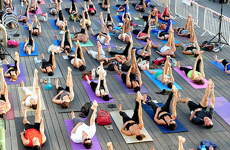 תרגול יוגה המוני בזריחה בנמל תל אביב. למי ששרד את הלילה