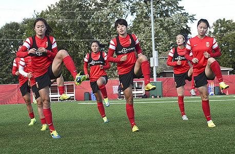 נבחרת הנשים של סין באימון. בהתאם לתכניתו של נשיא סין שי ג'ינפינג להחיות את הכדורגל במדינה