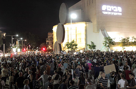 מפגינים בתל אביב, צילום: עמית שעל