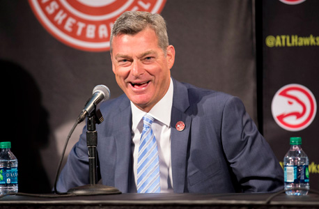 טוני רסלר, הבעלים החדש של אטלנטה. גם הסמל והמדים השתנו