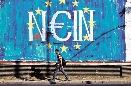 גרפיטי ברחוב יווני: "לא" בגרמנית", "כן" ביוונית