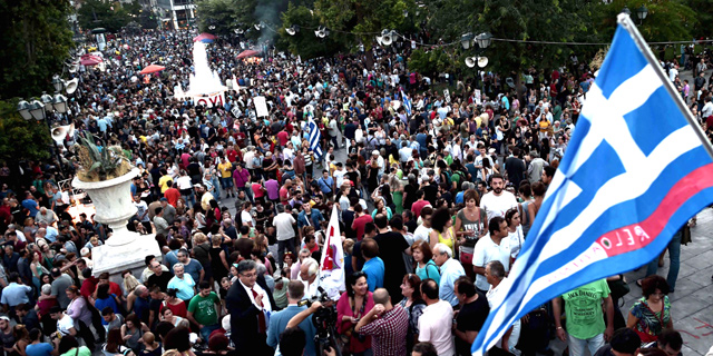 מפגינים באתונה, היום; קראו להצביע "לא" במשאל העם, צילום: איי אף פי