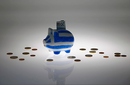 למכירה בברלין: קופת חיסכון עם דגל יוון עליה