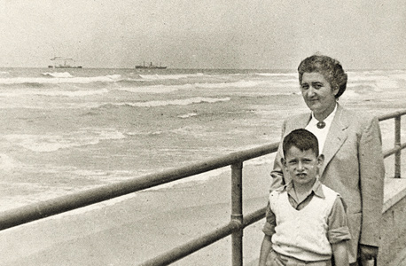 1950. יונה יהב, בן 6, עם אימו אתל בחוף הים בתל אביב