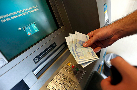 כספומט באתונה. מקורות במשרד האוצר טוענים כי לאחד מארבעת הבנקים הגדולים ביוון עומד להיגמר הכסף עוד היום, צילום: רויטרס