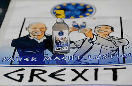 בקבוק וודקה בגרמניה עם דמיות ראש ממשלת יוון ושר האוצר שלו