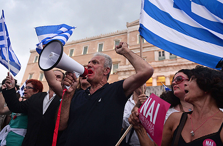 אזרחי יוון מפגינים כנגד מדיניות הצנע, צילום: איי אף פי