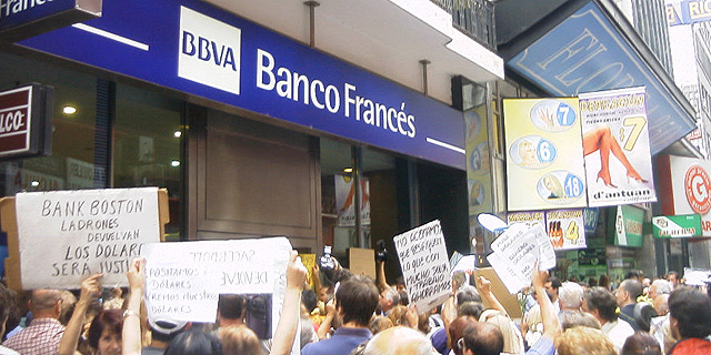 הפגנה בארגטינה בעקבות חדלות פירעון בשנת 2002, צילום: ויקיפדיה
