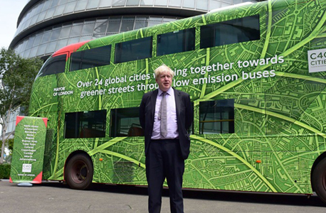 ראש העיר על רקע האוטובוס הירוק