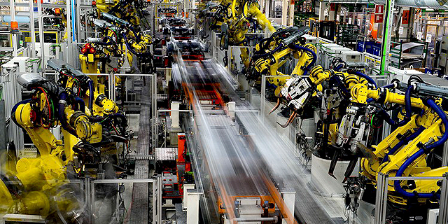 פס ייצור של פולקסוואגן באחד ממפעלי החברה, צילום: רויטרס