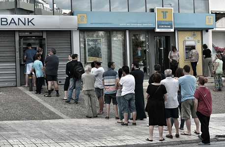תור לכספומט באתונה, צילום: איי אף פי