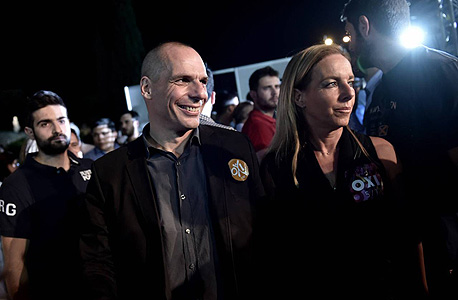 שר האוצר היווני ורופקיס ואשתו בהפגנה באתונה, בסוף השבוע, צילום: איי אף פי