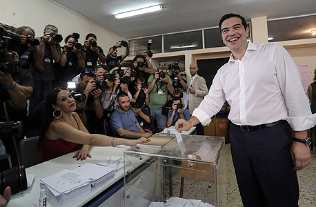 אלכסיס ציפראס, ראש ממשלת יוון, מצביע במשאל העם