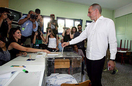 שר האוצר היווני יאניס ורופקיס מצביע במשאל העם, היום, צילום: אי פי איי