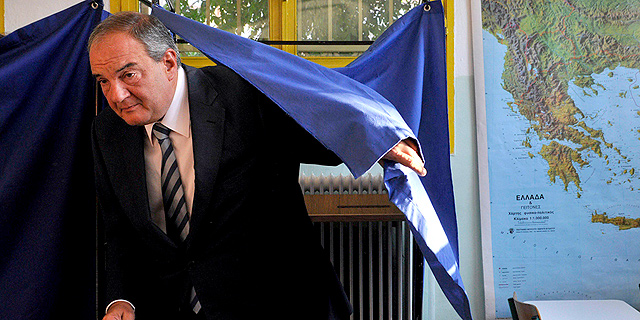 ראש ממשלת יוון לשעבר קוסטס קרמנליס מצביע במשאל עם, צילום: רויטרס 