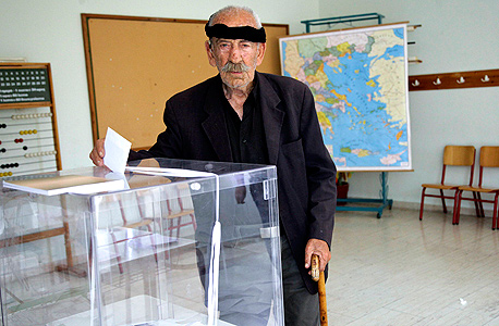 קשיש בכרתים מצביע במשאל העם , צילום: רויטרס