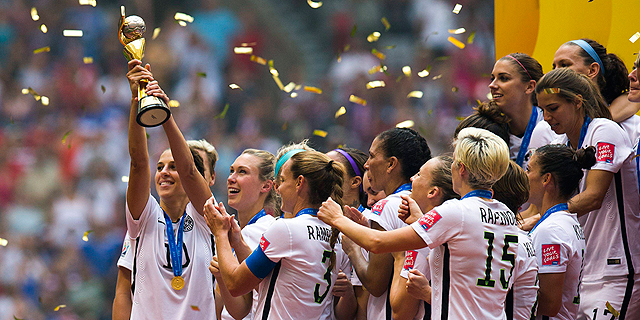 נבחרת הנשים של ארצות הברית חוגגת אליפות עולם. הרייטינג הכי גבוה למשחק כדורגל בארה"ב, צילום: אי פי איי