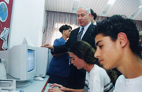 נתניהו מבקר בכיתת מחשבים, בקדנציה הקודמת שלו כראש ממשלה
