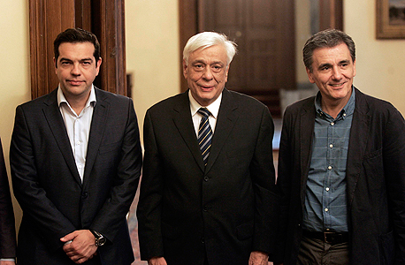 מימין: שר האוצר החדש של יוון אוקלידס צקאלוטס, נשיא יוון פרוקופיס פבלופולוס וראש הממשלה אלכסיס ציפרס, צילום: גטי אימג