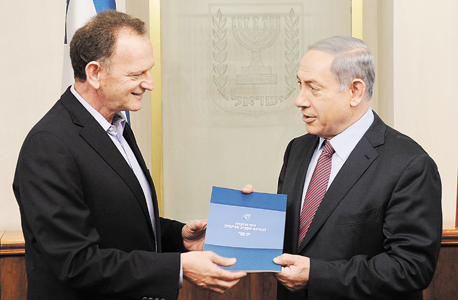 משמאל: לוקר מגיש את הדו"ח לנתניהו