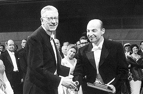 האב, פרופ' ארתור קורנברג, מקבל פרס נובל ב־1959. "לא חשבתי שאבא שלי הוא מדען טוב במיוחד"